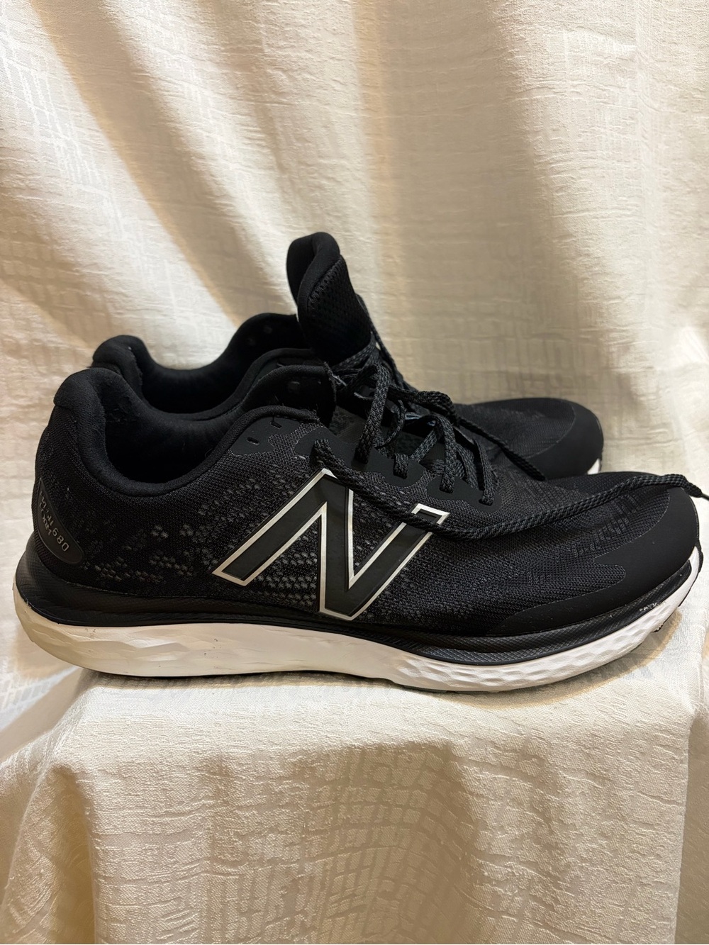 New Balance Men's Black Athletic Running Shoes with White Midsole